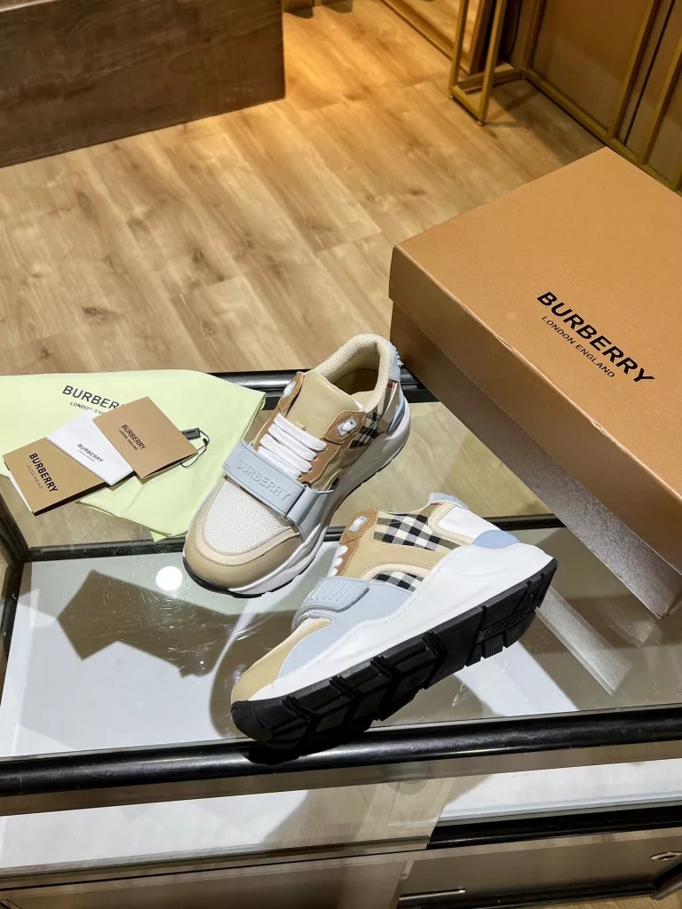 BURBERRY Burberry's latest thick-soled sneakers, couple pop 💑 hot sale🔥<br>Made of vintage plaid, suede and leather with a prominent curved sole ✔️<br>Upper:48% cotton, 52% calf leather, Lining:60% polyester, 40% sheepskin Sole:100% rubber Original 1:1 top quality cow goods ⬆️⬆️<br>Women's 35-40 Men's 39-45 (women's 40. men's 38.45 non-refundable)<br>🎁 counter one to one packaging