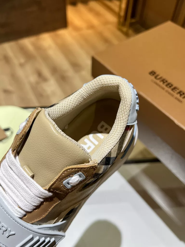 BURBERRY Burberry's latest thick-soled sneakers, couple pop 💑 hot sale🔥<br>Made of vintage plaid, suede and leather with a prominent curved sole ✔️<br>Upper:48% cotton, 52% calf leather, Lining:60% polyester, 40% sheepskin Sole:100% rubber Original 1:1 top quality cow goods ⬆️⬆️<br>Women's 35-40 Men's 39-45 (women's 40. men's 38.45 non-refundable)<br>🎁 counter one to one packaging