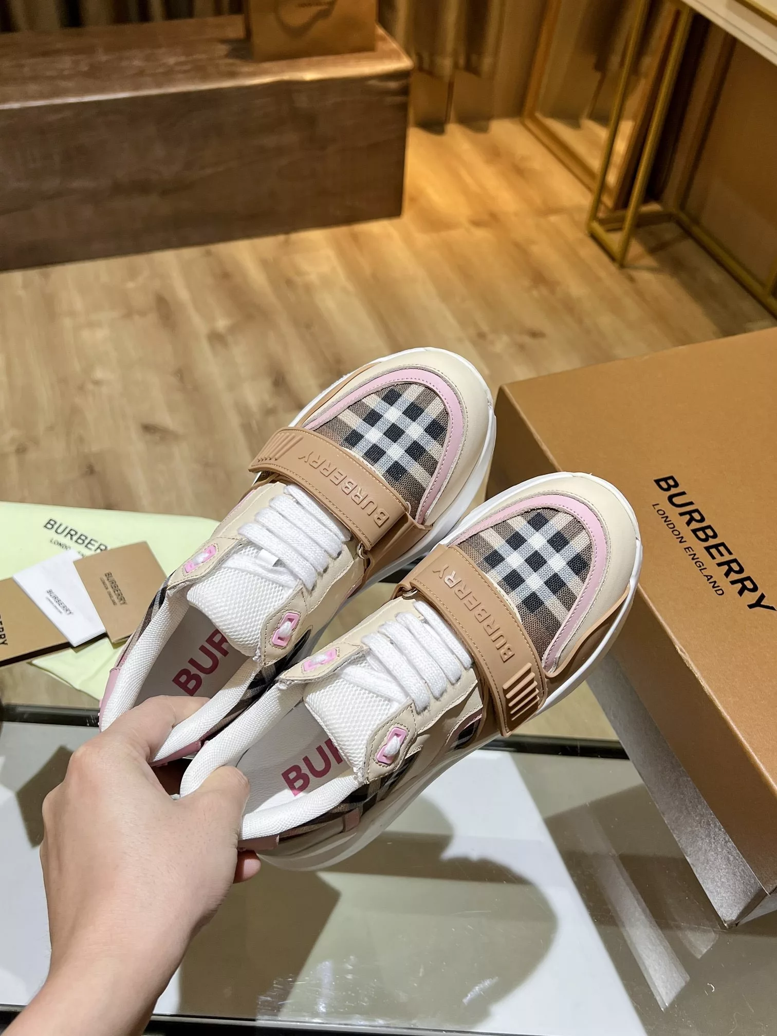 BURBERRY Burberry's latest thick-soled sneakers, couple pop 💑 hot sale🔥<br>Made of vintage plaid, suede and leather with a prominent curved sole ✔️<br>Upper:48% cotton, 52% calf leather, Lining:60% polyester, 40% sheepskin Sole:100% rubber Original 1:1 top quality cow goods ⬆️⬆️<br>Women's 35-40 Men's 39-45 (women's 40. men's 38.45 non-refundable)<br>🎁 counter one to one packaging