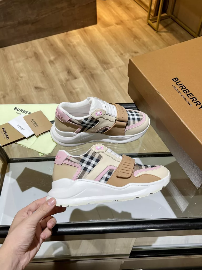 BURBERRY Burberry's latest thick-soled sneakers, couple pop 💑 hot sale🔥<br>Made of vintage plaid, suede and leather with a prominent curved sole ✔️<br>Upper:48% cotton, 52% calf leather, Lining:60% polyester, 40% sheepskin Sole:100% rubber Original 1:1 top quality cow goods ⬆️⬆️<br>Women's 35-40 Men's 39-45 (women's 40. men's 38.45 non-refundable)<br>🎁 counter one to one packaging