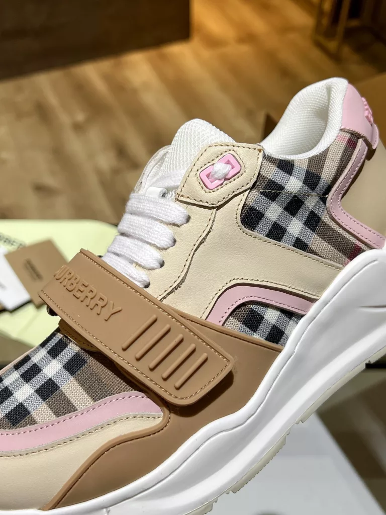 BURBERRY Burberry's latest thick-soled sneakers, couple pop 💑 hot sale🔥<br>Made of vintage plaid, suede and leather with a prominent curved sole ✔️<br>Upper:48% cotton, 52% calf leather, Lining:60% polyester, 40% sheepskin Sole:100% rubber Original 1:1 top quality cow goods ⬆️⬆️<br>Women's 35-40 Men's 39-45 (women's 40. men's 38.45 non-refundable)<br>🎁 counter one to one packaging