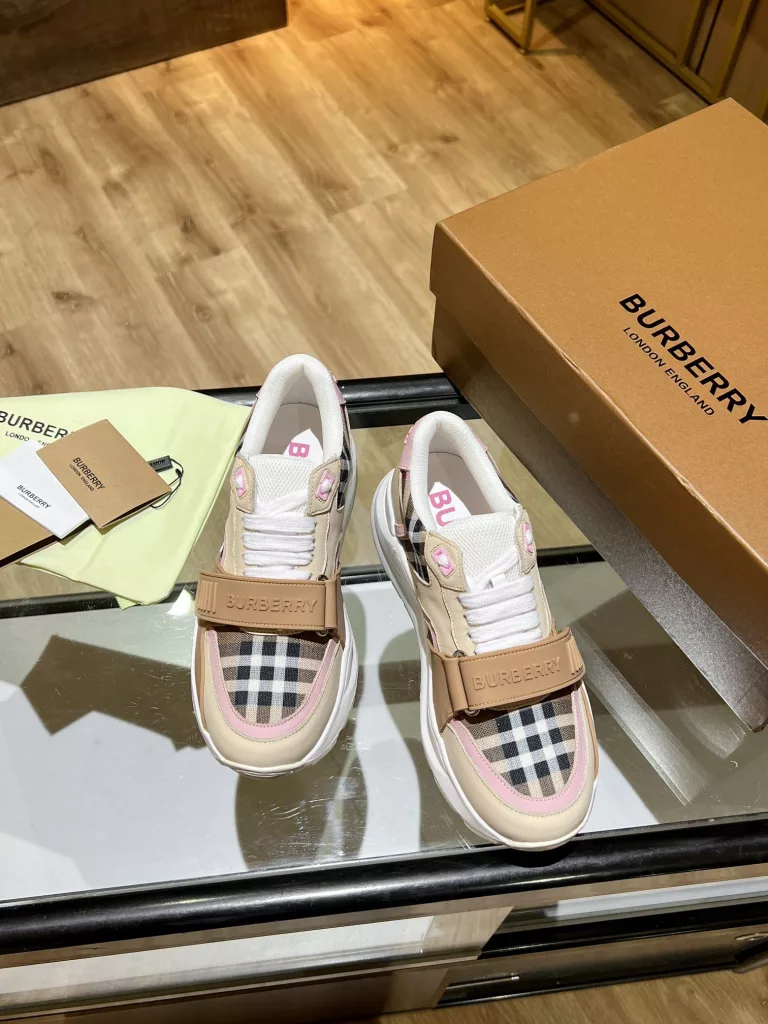 BURBERRY Burberry's latest thick-soled sneakers, couple pop 💑 hot sale🔥<br>Made of vintage plaid, suede and leather with a prominent curved sole ✔️<br>Upper:48% cotton, 52% calf leather, Lining:60% polyester, 40% sheepskin Sole:100% rubber Original 1:1 top quality cow goods ⬆️⬆️<br>Women's 35-40 Men's 39-45 (women's 40. men's 38.45 non-refundable)<br>🎁 counter one to one packaging