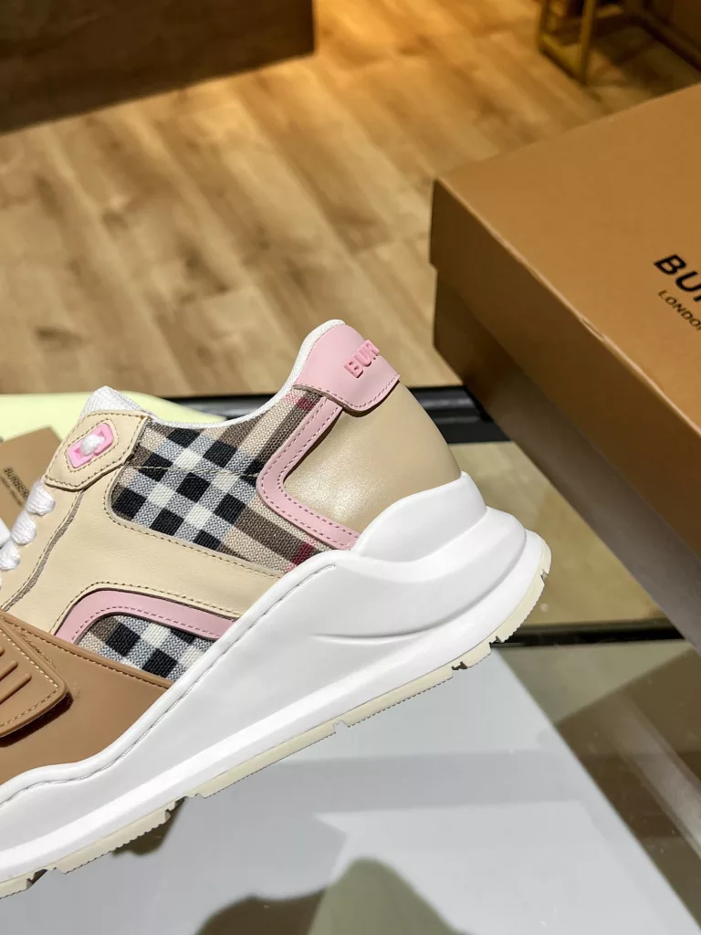 BURBERRY Burberry's latest thick-soled sneakers, couple pop 💑 hot sale🔥<br>Made of vintage plaid, suede and leather with a prominent curved sole ✔️<br>Upper:48% cotton, 52% calf leather, Lining:60% polyester, 40% sheepskin Sole:100% rubber Original 1:1 top quality cow goods ⬆️⬆️<br>Women's 35-40 Men's 39-45 (women's 40. men's 38.45 non-refundable)<br>🎁 counter one to one packaging