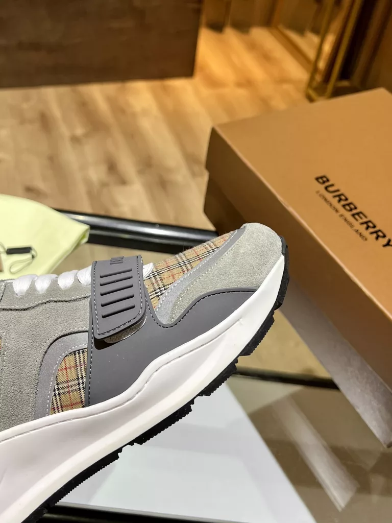 BURBERRY Burberry's latest thick-soled sneakers, couple pop 💑 hot sale🔥<br>Made of vintage plaid, suede and leather with a prominent curved sole ✔️<br>Upper:48% cotton, 52% calf leather, Lining:60% polyester, 40% sheepskin Sole:100% rubber Original 1:1 top quality cow goods ⬆️⬆️<br>Women's 35-40 Men's 39-45 (women's 40. men's 38.45 non-refundable)<br>🎁 counter one to one packaging