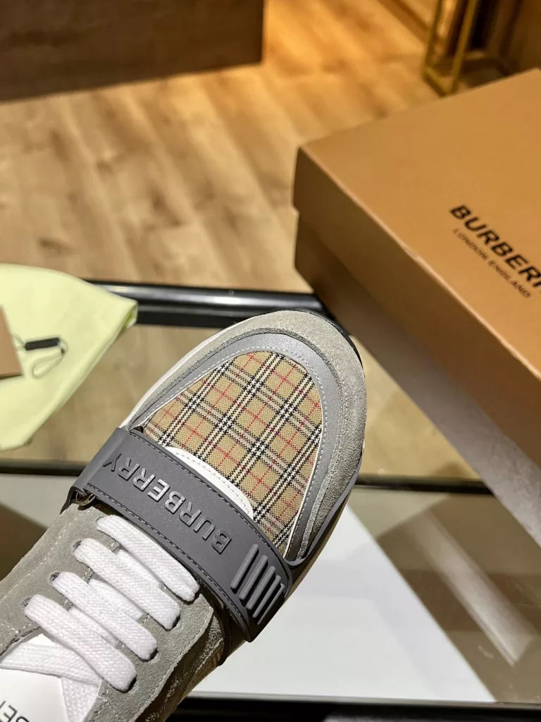 BURBERRY Burberry's latest thick-soled sneakers, couple pop 💑 hot sale🔥<br>Made of vintage plaid, suede and leather with a prominent curved sole ✔️<br>Upper:48% cotton, 52% calf leather, Lining:60% polyester, 40% sheepskin Sole:100% rubber Original 1:1 top quality cow goods ⬆️⬆️<br>Women's 35-40 Men's 39-45 (women's 40. men's 38.45 non-refundable)<br>🎁 counter one to one packaging