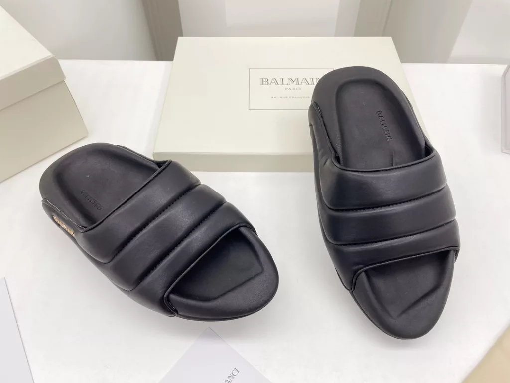 Balmain Balmain 22 spring and summer pop-up series<br>Electric embroidery couple 💑 bread slippers<br>Super straw single product, easy to match the summer look! Fashion degree full points 💯 Matching index full points 💯 Imported private mold do hand demolition flocculation process! Original bread muffin 6cm outsole, comfortable, soft and breathable! Exclusive new products ……<br>❶ fabric: original custom leather ➕ electric embroidery process<br>❷Lining: sheepskin<br>❸ Outsole: original open-molded foam bottom<br>❹Packaging: original full set of packaging<br>❺ Size: female 35-41 male 40-45 (female 41 male 45 custom non-returnable)