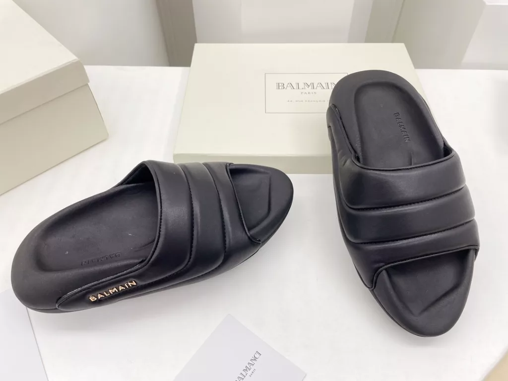 Balmain Balmain 22 spring and summer pop-up series<br>Electric embroidery couple 💑 bread slippers<br>Super straw single product, easy to match the summer look! Fashion degree full points 💯 Matching index full points 💯 Imported private mold do hand demolition flocculation process! Original bread muffin 6cm outsole, comfortable, soft and breathable! Exclusive new products ……<br>❶ fabric: original custom leather ➕ electric embroidery process<br>❷Lining: sheepskin<br>❸ Outsole: original open-molded foam bottom<br>❹Packaging: original full set of packaging<br>❺ Size: female 35-41 male 40-45 (female 41 male 45 custom non-returnable)