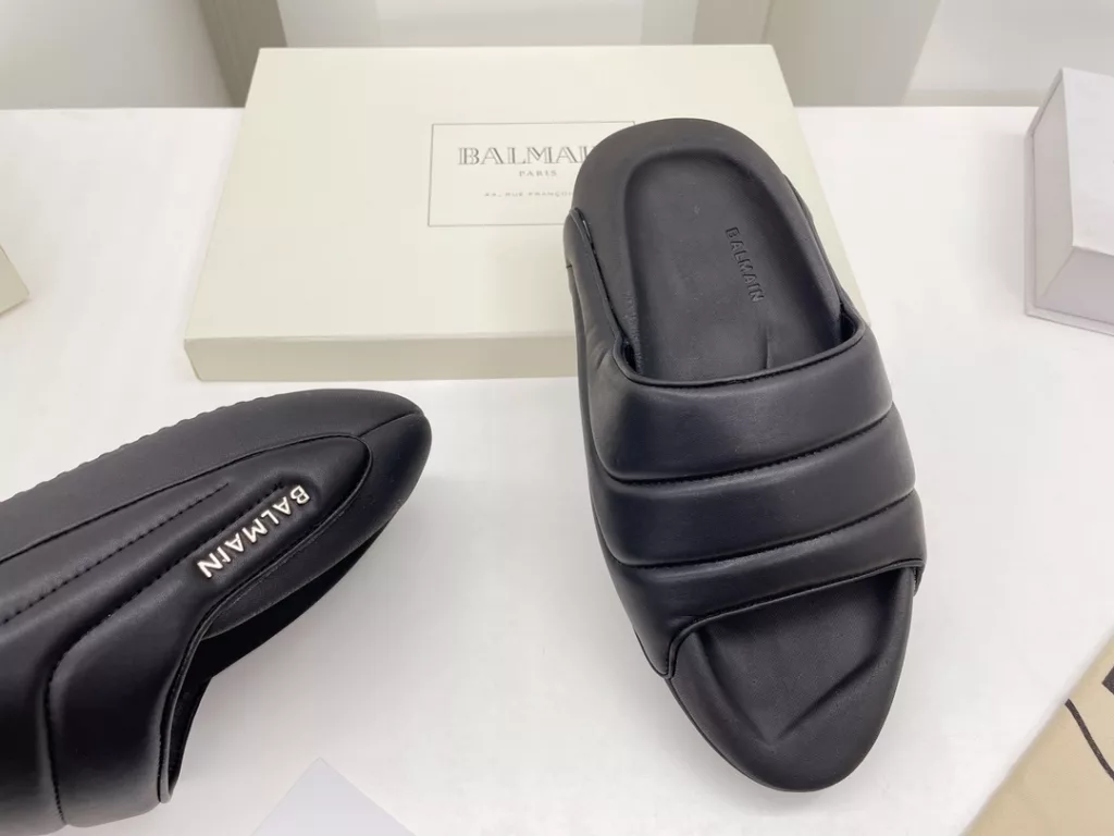 Balmain Balmain 22 spring and summer pop-up series<br>Electric embroidery couple 💑 bread slippers<br>Super straw single product, easy to match the summer look! Fashion degree full points 💯 Matching index full points 💯 Imported private mold do hand demolition flocculation process! Original bread muffin 6cm outsole, comfortable, soft and breathable! Exclusive new products ……<br>❶ fabric: original custom leather ➕ electric embroidery process<br>❷Lining: sheepskin<br>❸ Outsole: original open-molded foam bottom<br>❹Packaging: original full set of packaging<br>❺ Size: female 35-41 male 40-45 (female 41 male 45 custom non-returnable)