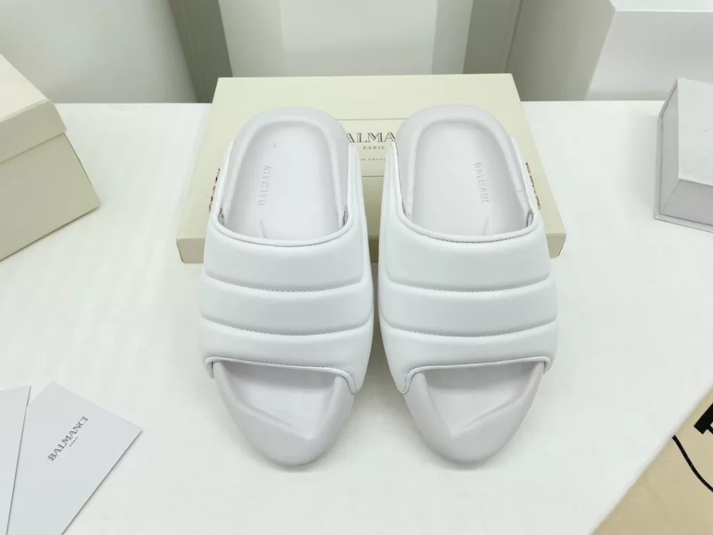 Balmain Balmain 22 spring and summer pop-up series<br>Electric embroidery couple 💑 bread slippers<br>Super straw single product, easy to match the summer look! Fashion degree full points 💯 Matching index full points 💯 Imported private mold do hand demolition flocculation process! Original bread muffin 6cm outsole, comfortable, soft and breathable! Exclusive new products ……<br>❶ fabric: original custom leather ➕ electric embroidery process<br>❷Lining: sheepskin<br>❸ Outsole: original open-molded foam bottom<br>❹Packaging: original full set of packaging<br>❺ Size: female 35-41 male 40-45 (female 41 male 45 custom non-returnable)