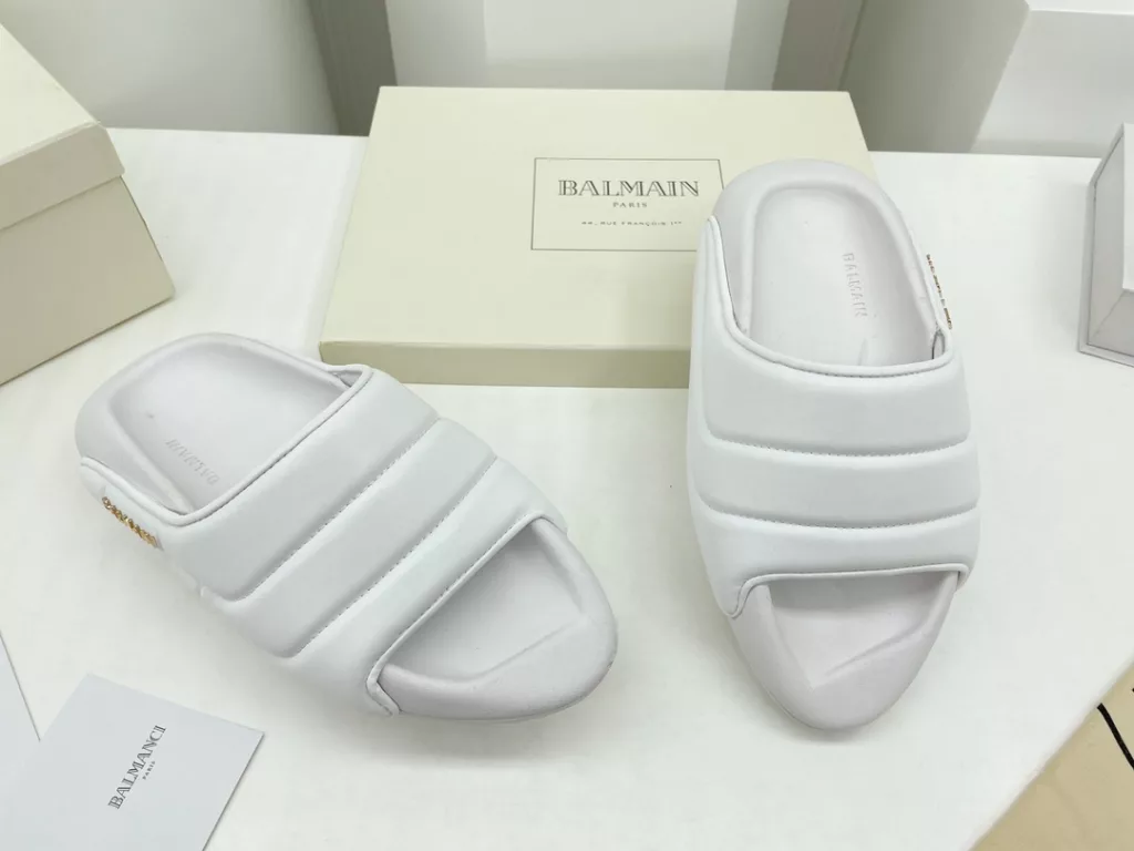 Balmain Balmain 22 spring and summer pop-up series<br>Electric embroidery couple 💑 bread slippers<br>Super straw single product, easy to match the summer look! Fashion degree full points 💯 Matching index full points 💯 Imported private mold do hand demolition flocculation process! Original bread muffin 6cm outsole, comfortable, soft and breathable! Exclusive new products ……<br>❶ fabric: original custom leather ➕ electric embroidery process<br>❷Lining: sheepskin<br>❸ Outsole: original open-molded foam bottom<br>❹Packaging: original full set of packaging<br>❺ Size: female 35-41 male 40-45 (female 41 male 45 custom non-returnable)