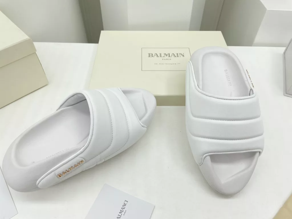 Balmain Balmain 22 spring and summer pop-up series<br>Electric embroidery couple 💑 bread slippers<br>Super straw single product, easy to match the summer look! Fashion degree full points 💯 Matching index full points 💯 Imported private mold do hand demolition flocculation process! Original bread muffin 6cm outsole, comfortable, soft and breathable! Exclusive new products ……<br>❶ fabric: original custom leather ➕ electric embroidery process<br>❷Lining: sheepskin<br>❸ Outsole: original open-molded foam bottom<br>❹Packaging: original full set of packaging<br>❺ Size: female 35-41 male 40-45 (female 41 male 45 custom non-returnable)