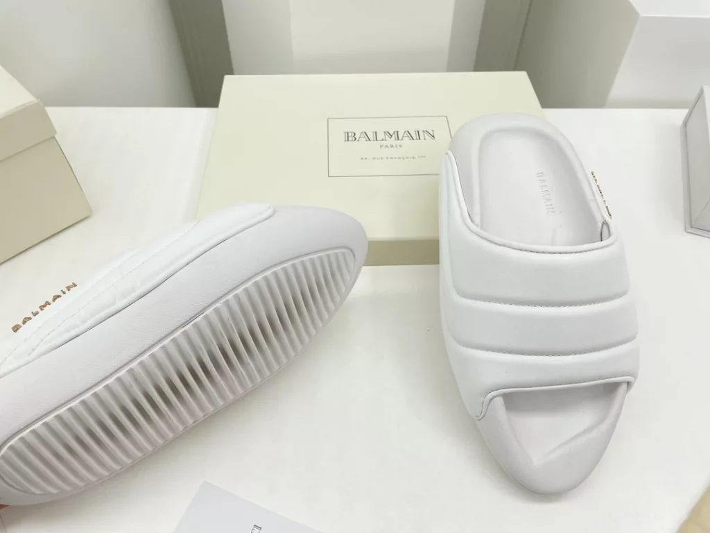 Balmain Balmain 22 spring and summer pop-up series<br>Electric embroidery couple 💑 bread slippers<br>Super straw single product, easy to match the summer look! Fashion degree full points 💯 Matching index full points 💯 Imported private mold do hand demolition flocculation process! Original bread muffin 6cm outsole, comfortable, soft and breathable! Exclusive new products ……<br>❶ fabric: original custom leather ➕ electric embroidery process<br>❷Lining: sheepskin<br>❸ Outsole: original open-molded foam bottom<br>❹Packaging: original full set of packaging<br>❺ Size: female 35-41 male 40-45 (female 41 male 45 custom non-returnable)