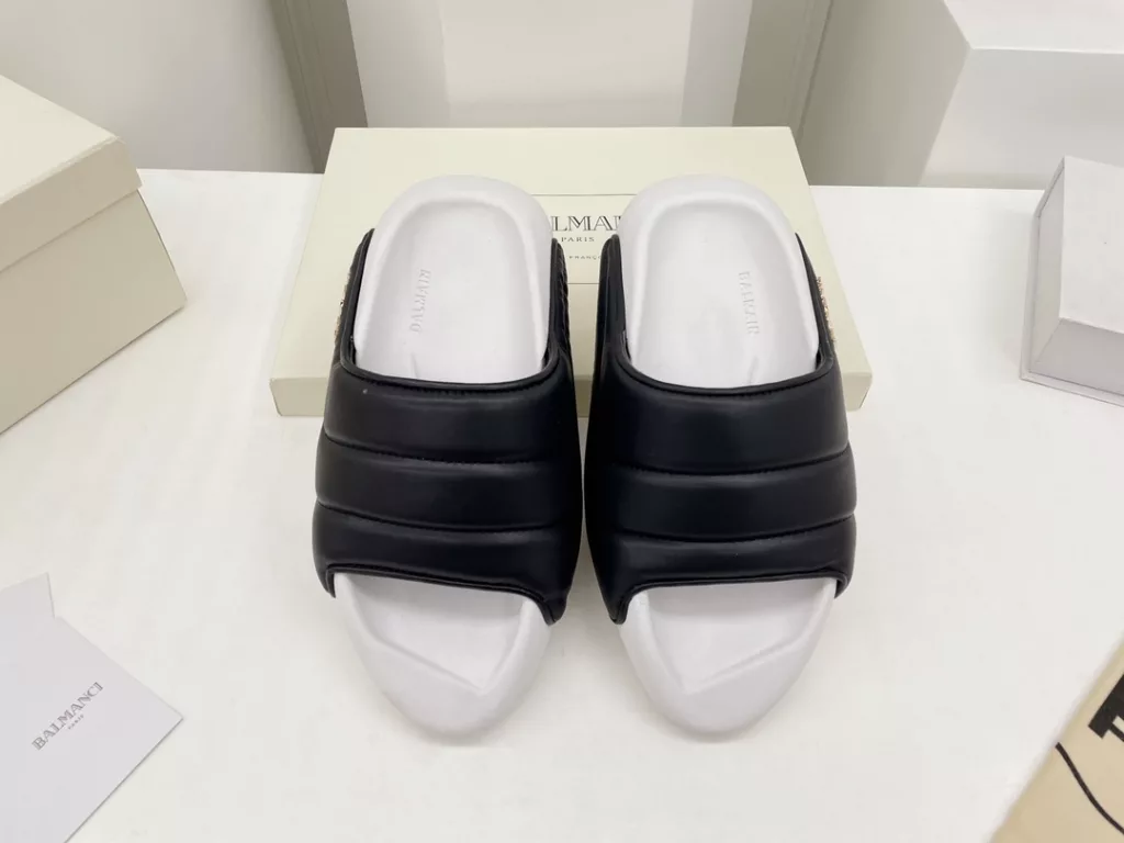 Balmain Balmain 22 spring and summer pop-up series<br>Electric embroidery couple 💑 bread slippers<br>Super straw single product, easy to match the summer look! Fashion degree full points 💯 Matching index full points 💯 Imported private mold do hand demolition flocculation process! Original bread muffin 6cm outsole, comfortable, soft and breathable! Exclusive new products ……<br>❶ fabric: original custom leather ➕ electric embroidery process<br>❷Lining: sheepskin<br>❸ Outsole: original open-molded foam bottom<br>❹Packaging: original full set of packaging<br>❺ Size: female 35-41 male 40-45 (female 41 male 45 custom non-returnable)