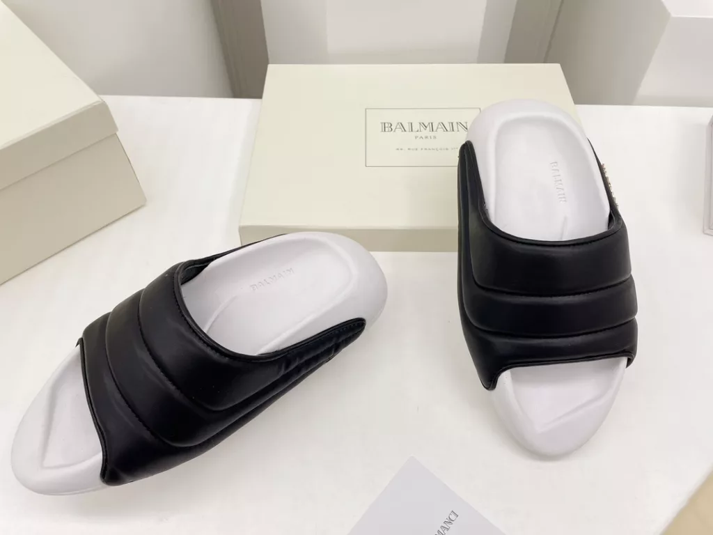 Balmain Balmain 22 spring and summer pop-up series<br>Electric embroidery couple 💑 bread slippers<br>Super straw single product, easy to match the summer look! Fashion degree full points 💯 Matching index full points 💯 Imported private mold do hand demolition flocculation process! Original bread muffin 6cm outsole, comfortable, soft and breathable! Exclusive new products ……<br>❶ fabric: original custom leather ➕ electric embroidery process<br>❷Lining: sheepskin<br>❸ Outsole: original open-molded foam bottom<br>❹Packaging: original full set of packaging<br>❺ Size: female 35-41 male 40-45 (female 41 male 45 custom non-returnable)