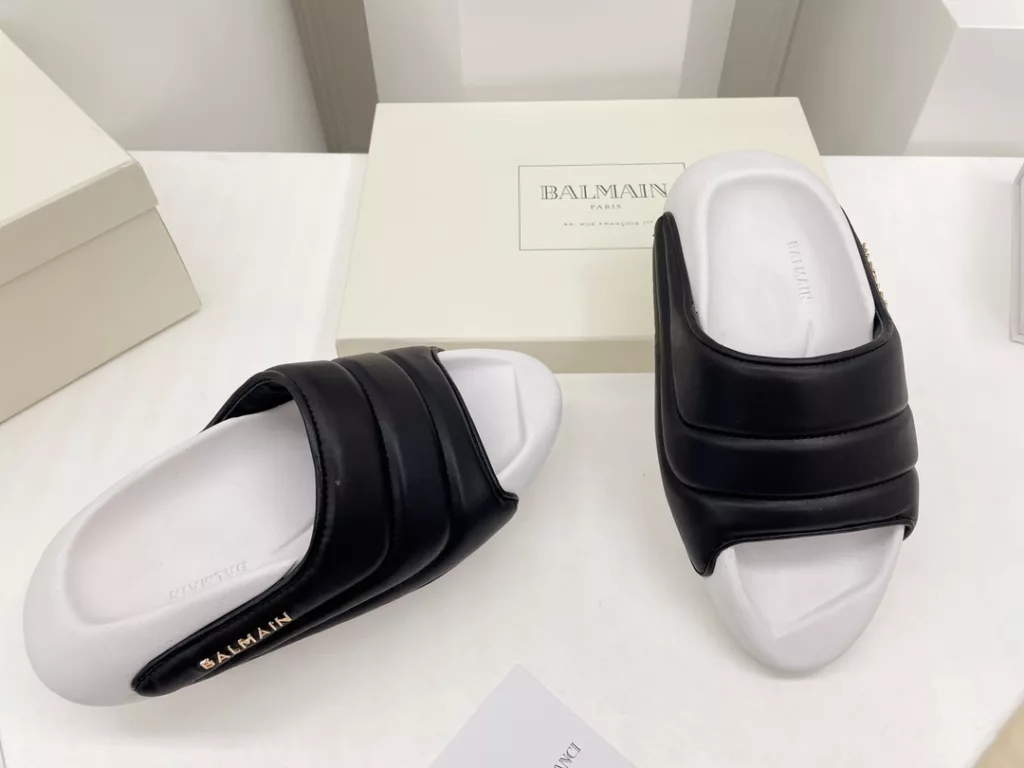 Balmain Balmain 22 spring and summer pop-up series<br>Electric embroidery couple 💑 bread slippers<br>Super straw single product, easy to match the summer look! Fashion degree full points 💯 Matching index full points 💯 Imported private mold do hand demolition flocculation process! Original bread muffin 6cm outsole, comfortable, soft and breathable! Exclusive new products ……<br>❶ fabric: original custom leather ➕ electric embroidery process<br>❷Lining: sheepskin<br>❸ Outsole: original open-molded foam bottom<br>❹Packaging: original full set of packaging<br>❺ Size: female 35-41 male 40-45 (female 41 male 45 custom non-returnable)