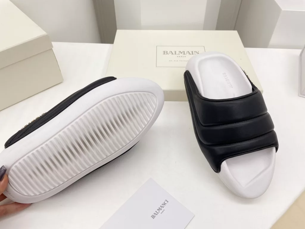 Balmain Balmain 22 spring and summer pop-up series<br>Electric embroidery couple 💑 bread slippers<br>Super straw single product, easy to match the summer look! Fashion degree full points 💯 Matching index full points 💯 Imported private mold do hand demolition flocculation process! Original bread muffin 6cm outsole, comfortable, soft and breathable! Exclusive new products ……<br>❶ fabric: original custom leather ➕ electric embroidery process<br>❷Lining: sheepskin<br>❸ Outsole: original open-molded foam bottom<br>❹Packaging: original full set of packaging<br>❺ Size: female 35-41 male 40-45 (female 41 male 45 custom non-returnable)