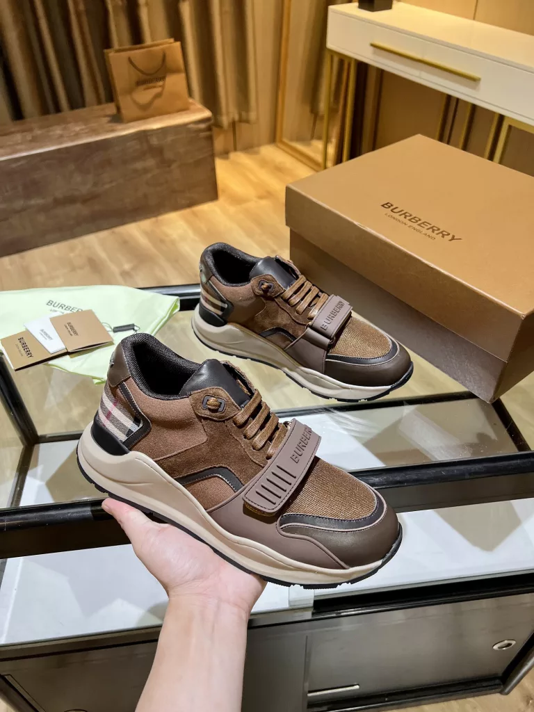 BURBERRY Burberry's latest thick-soled sneakers, couple pop 💑 hot sale🔥<br>Made of vintage plaid, suede and leather with a prominent curved sole ✔️<br>Upper:48% cotton, 52% calf leather, Lining:60% polyester, 40% sheepskin Sole:100% rubber Original 1:1 top quality cow goods ⬆️⬆️<br>Women's 35-40 Men's 39-45 (women's 40. men's 38.45 non-refundable)<br>🎁 counter one to one packaging