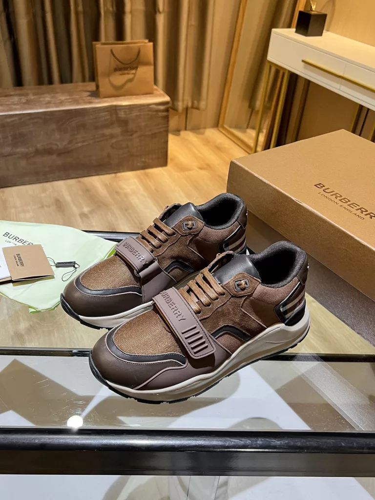 BURBERRY Burberry's latest thick-soled sneakers, couple pop 💑 hot sale🔥<br>Made of vintage plaid, suede and leather with a prominent curved sole ✔️<br>Upper:48% cotton, 52% calf leather, Lining:60% polyester, 40% sheepskin Sole:100% rubber Original 1:1 top quality cow goods ⬆️⬆️<br>Women's 35-40 Men's 39-45 (women's 40. men's 38.45 non-refundable)<br>🎁 counter one to one packaging