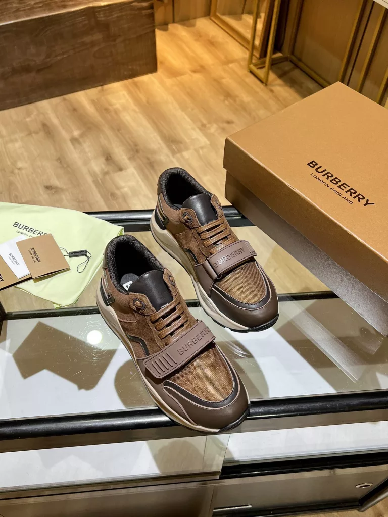 BURBERRY Burberry's latest thick-soled sneakers, couple pop 💑 hot sale🔥<br>Made of vintage plaid, suede and leather with a prominent curved sole ✔️<br>Upper:48% cotton, 52% calf leather, Lining:60% polyester, 40% sheepskin Sole:100% rubber Original 1:1 top quality cow goods ⬆️⬆️<br>Women's 35-40 Men's 39-45 (women's 40. men's 38.45 non-refundable)<br>🎁 counter one to one packaging