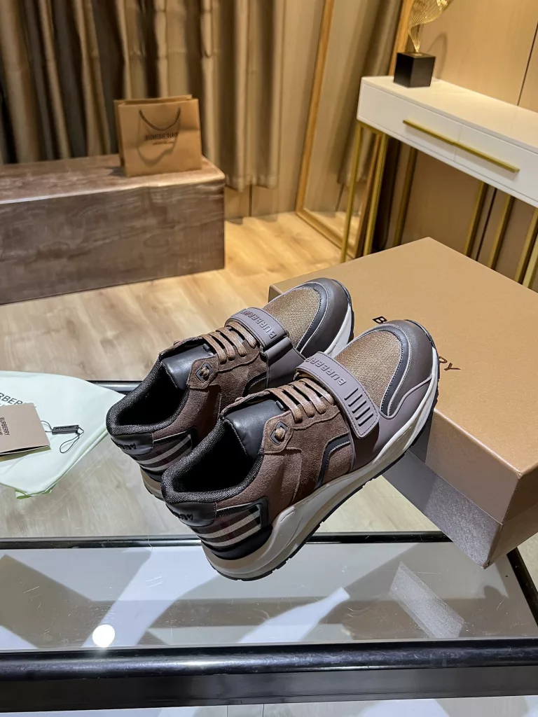 BURBERRY Burberry's latest thick-soled sneakers, couple pop 💑 hot sale🔥<br>Made of vintage plaid, suede and leather with a prominent curved sole ✔️<br>Upper:48% cotton, 52% calf leather, Lining:60% polyester, 40% sheepskin Sole:100% rubber Original 1:1 top quality cow goods ⬆️⬆️<br>Women's 35-40 Men's 39-45 (women's 40. men's 38.45 non-refundable)<br>🎁 counter one to one packaging