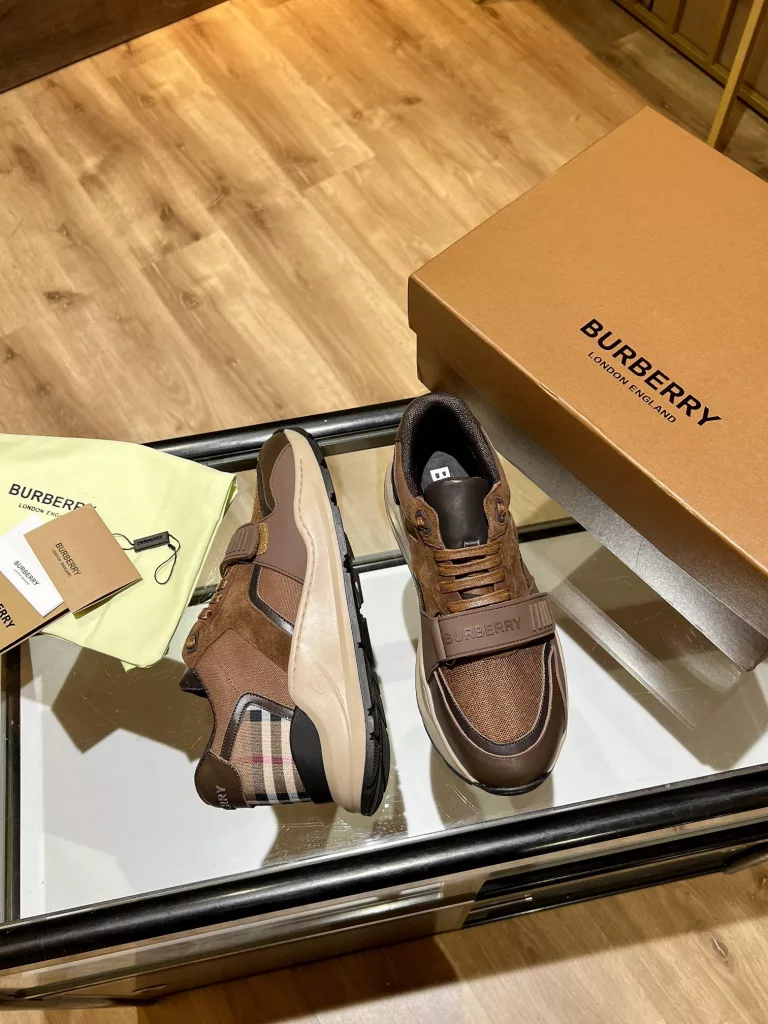 BURBERRY Burberry's latest thick-soled sneakers, couple pop 💑 hot sale🔥<br>Made of vintage plaid, suede and leather with a prominent curved sole ✔️<br>Upper:48% cotton, 52% calf leather, Lining:60% polyester, 40% sheepskin Sole:100% rubber Original 1:1 top quality cow goods ⬆️⬆️<br>Women's 35-40 Men's 39-45 (women's 40. men's 38.45 non-refundable)<br>🎁 counter one to one packaging