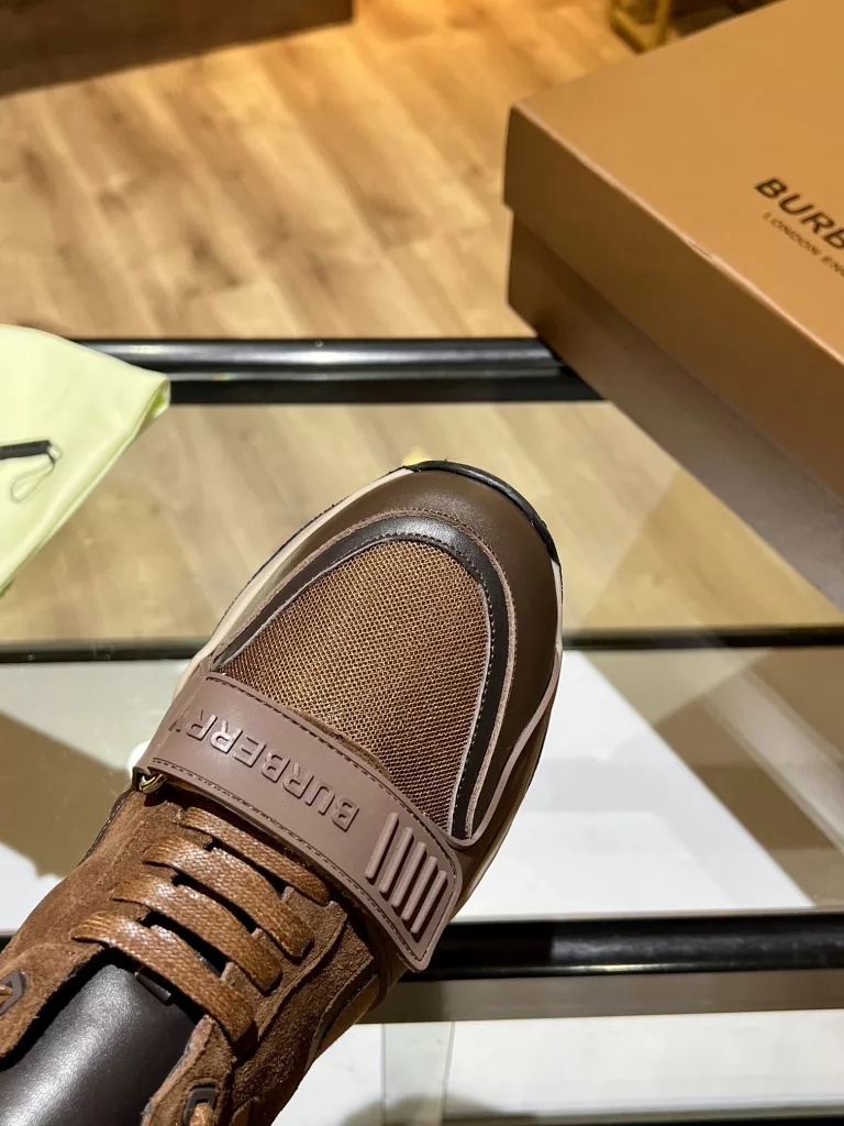 BURBERRY Burberry's latest thick-soled sneakers, couple pop 💑 hot sale🔥<br>Made of vintage plaid, suede and leather with a prominent curved sole ✔️<br>Upper:48% cotton, 52% calf leather, Lining:60% polyester, 40% sheepskin Sole:100% rubber Original 1:1 top quality cow goods ⬆️⬆️<br>Women's 35-40 Men's 39-45 (women's 40. men's 38.45 non-refundable)<br>🎁 counter one to one packaging