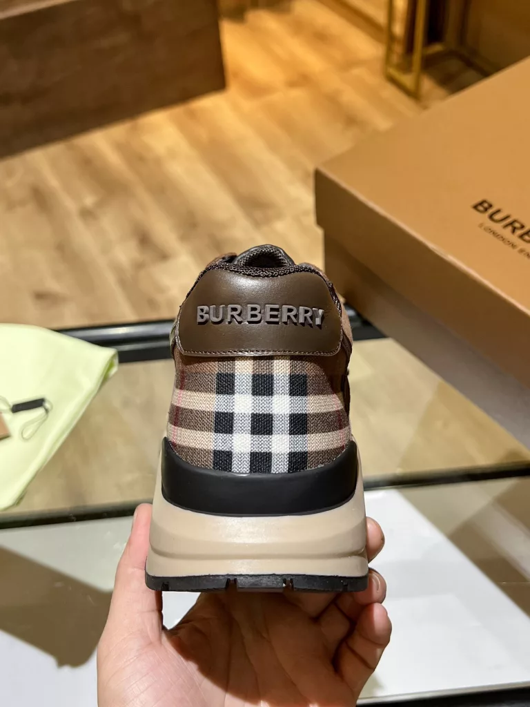 BURBERRY Burberry's latest thick-soled sneakers, couple pop 💑 hot sale🔥<br>Made of vintage plaid, suede and leather with a prominent curved sole ✔️<br>Upper:48% cotton, 52% calf leather, Lining:60% polyester, 40% sheepskin Sole:100% rubber Original 1:1 top quality cow goods ⬆️⬆️<br>Women's 35-40 Men's 39-45 (women's 40. men's 38.45 non-refundable)<br>🎁 counter one to one packaging