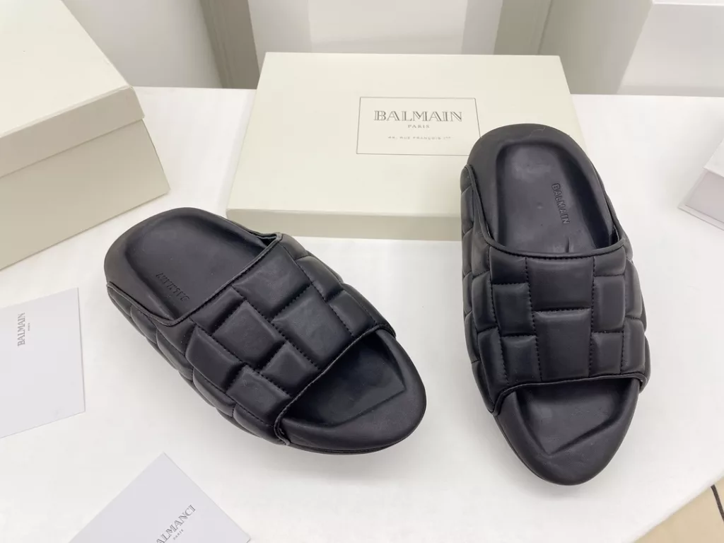 Balmain Balmain 22 spring and summer pop-up series<br>Electric embroidery prismatic couple 💑 bread slippers<br>Super straw single product, easy to match the summer look! Original bread muffin 6cm outsole, comfortable, soft and breathable! Exclusive new products ……<br>❶ fabric: original custom leather ➕ electric embroidery process<br>❷Lining: sheepskin<br>❸ Outsole: original open-molded foam bottom<br>❹Packaging: original full set of packaging<br>❺ Size: female 35-41 male 40-45 (female 41 male 45 custom non-returnable)