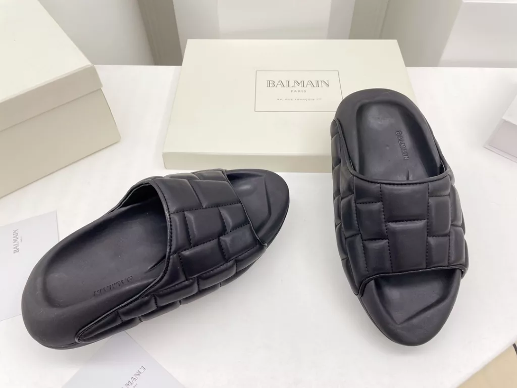 Balmain Balmain 22 spring and summer pop-up series<br>Electric embroidery prismatic couple 💑 bread slippers<br>Super straw single product, easy to match the summer look! Original bread muffin 6cm outsole, comfortable, soft and breathable! Exclusive new products ……<br>❶ fabric: original custom leather ➕ electric embroidery process<br>❷Lining: sheepskin<br>❸ Outsole: original open-molded foam bottom<br>❹Packaging: original full set of packaging<br>❺ Size: female 35-41 male 40-45 (female 41 male 45 custom non-returnable)