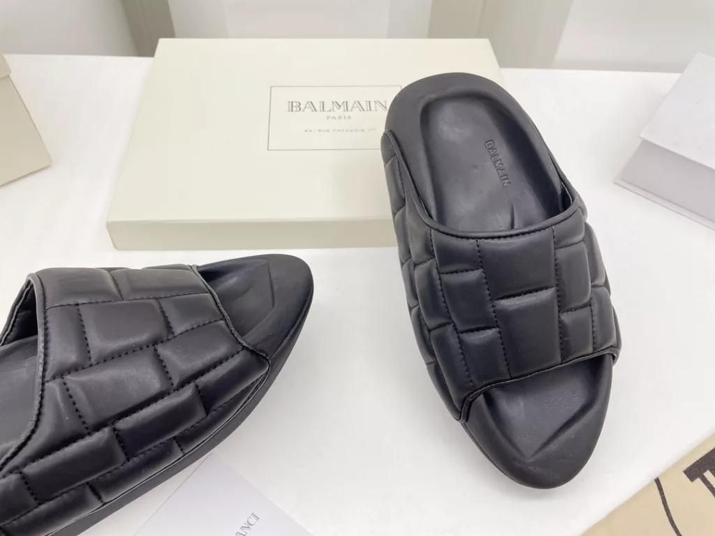 Balmain Balmain 22 spring and summer pop-up series<br>Electric embroidery prismatic couple 💑 bread slippers<br>Super straw single product, easy to match the summer look! Original bread muffin 6cm outsole, comfortable, soft and breathable! Exclusive new products ……<br>❶ fabric: original custom leather ➕ electric embroidery process<br>❷Lining: sheepskin<br>❸ Outsole: original open-molded foam bottom<br>❹Packaging: original full set of packaging<br>❺ Size: female 35-41 male 40-45 (female 41 male 45 custom non-returnable)