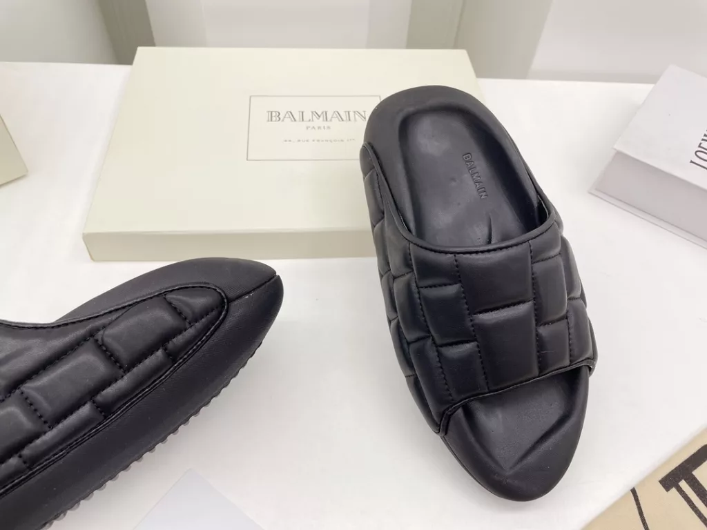 Balmain Balmain 22 spring and summer pop-up series<br>Electric embroidery prismatic couple 💑 bread slippers<br>Super straw single product, easy to match the summer look! Original bread muffin 6cm outsole, comfortable, soft and breathable! Exclusive new products ……<br>❶ fabric: original custom leather ➕ electric embroidery process<br>❷Lining: sheepskin<br>❸ Outsole: original open-molded foam bottom<br>❹Packaging: original full set of packaging<br>❺ Size: female 35-41 male 40-45 (female 41 male 45 custom non-returnable)