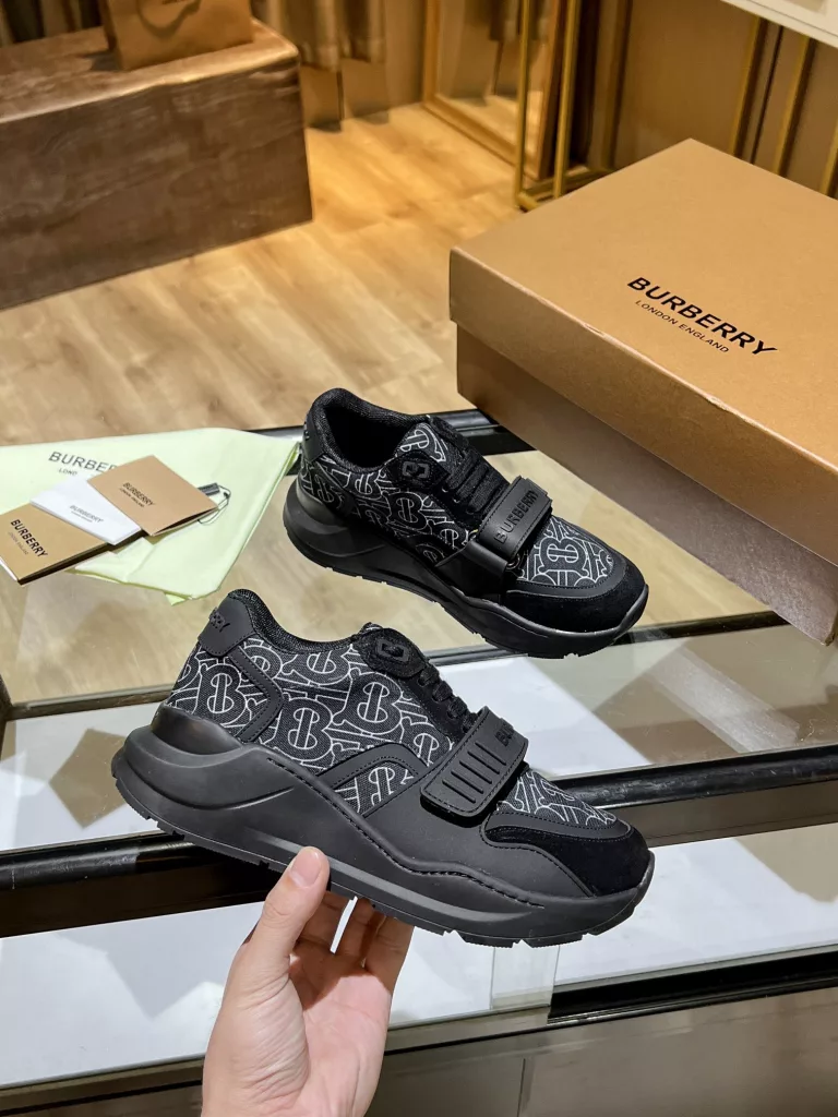 BURBERRY Burberry's latest thick-soled sneakers, couple pop 💑 hot sale🔥<br>Made of vintage plaid, suede and leather with a prominent curved sole ✔️<br>Upper:48% cotton, 52% calf leather, Lining:60% polyester, 40% sheepskin Sole:100% rubber Original 1:1 top quality cow goods ⬆️⬆️<br>Women's 35-40 Men's 39-45 (women's 40. men's 38.45 non-refundable)<br>🎁 counter one to one packaging