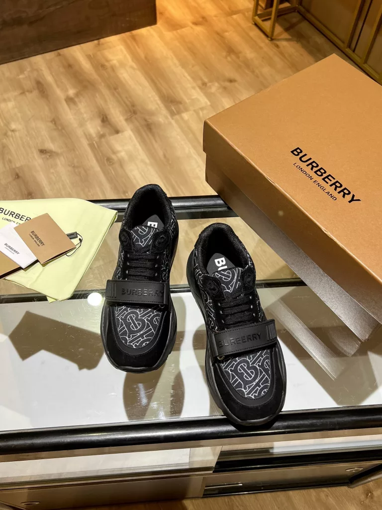 BURBERRY Burberry's latest thick-soled sneakers, couple pop 💑 hot sale🔥<br>Made of vintage plaid, suede and leather with a prominent curved sole ✔️<br>Upper:48% cotton, 52% calf leather, Lining:60% polyester, 40% sheepskin Sole:100% rubber Original 1:1 top quality cow goods ⬆️⬆️<br>Women's 35-40 Men's 39-45 (women's 40. men's 38.45 non-refundable)<br>🎁 counter one to one packaging