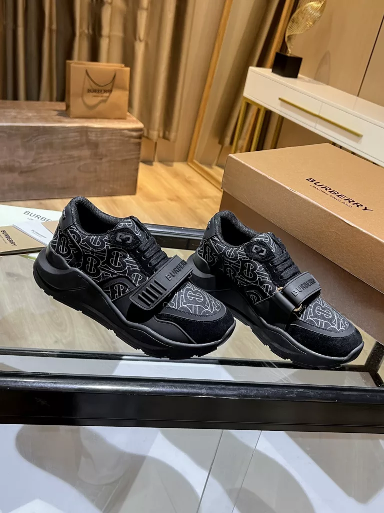 BURBERRY Burberry's latest thick-soled sneakers, couple pop 💑 hot sale🔥<br>Made of vintage plaid, suede and leather with a prominent curved sole ✔️<br>Upper:48% cotton, 52% calf leather, Lining:60% polyester, 40% sheepskin Sole:100% rubber Original 1:1 top quality cow goods ⬆️⬆️<br>Women's 35-40 Men's 39-45 (women's 40. men's 38.45 non-refundable)<br>🎁 counter one to one packaging