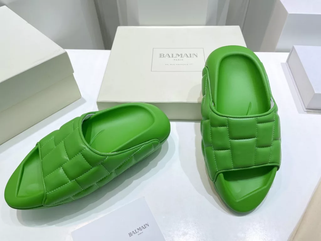 Balmain Balmain 22 spring and summer pop-up series<br>Electric embroidery prismatic couple 💑 bread slippers<br>Super straw single product, easy to match the summer look! Original bread muffin 6cm outsole, comfortable, soft and breathable! Exclusive new products ……<br>❶ fabric: original custom leather ➕ electric embroidery process<br>❷Lining: sheepskin<br>❸ Outsole: original open-molded foam bottom<br>❹Packaging: original full set of packaging<br>❺ Size: female 35-41 male 40-45 (female 41 male 45 custom non-returnable)