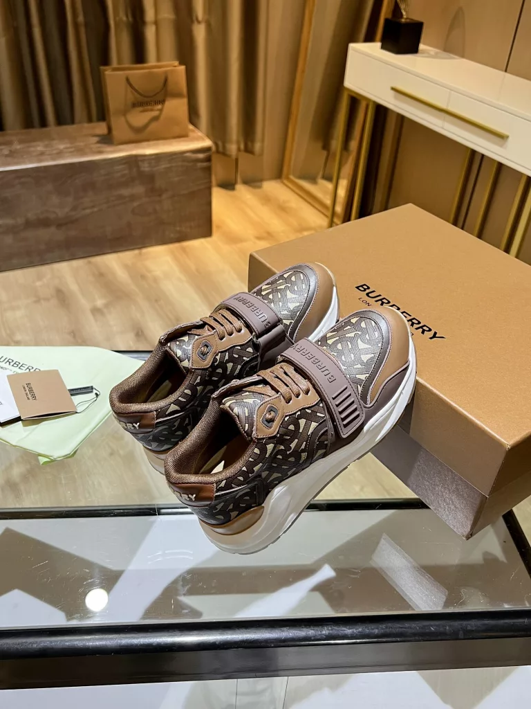 BURBERRY Burberry's latest thick-soled sneakers, couple pop 💑 hot sale🔥<br>Made of vintage plaid, suede and leather with a prominent curved sole ✔️<br>Upper:48% cotton, 52% calf leather, Lining:60% polyester, 40% sheepskin Sole:100% rubber Original 1:1 top quality cow goods ⬆️⬆️<br>Women's 35-40 Men's 39-45 (women's 40. men's 38.45 non-refundable)<br>🎁 counter one to one packaging