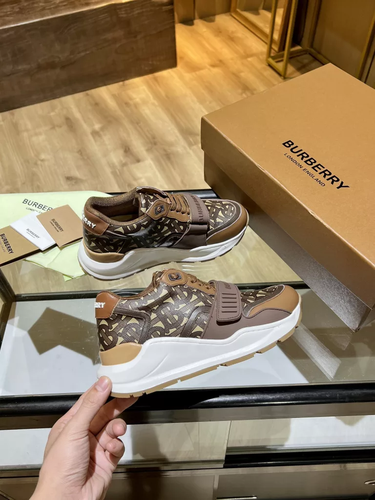 BURBERRY Burberry's latest thick-soled sneakers, couple pop 💑 hot sale🔥<br>Made of vintage plaid, suede and leather with a prominent curved sole ✔️<br>Upper:48% cotton, 52% calf leather, Lining:60% polyester, 40% sheepskin Sole:100% rubber Original 1:1 top quality cow goods ⬆️⬆️<br>Women's 35-40 Men's 39-45 (women's 40. men's 38.45 non-refundable)<br>🎁 counter one to one packaging