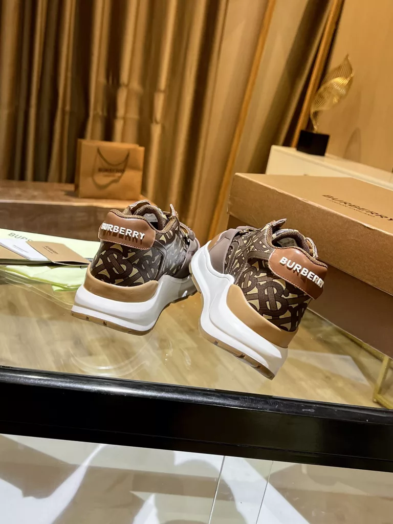 BURBERRY Burberry's latest thick-soled sneakers, couple pop 💑 hot sale🔥<br>Made of vintage plaid, suede and leather with a prominent curved sole ✔️<br>Upper:48% cotton, 52% calf leather, Lining:60% polyester, 40% sheepskin Sole:100% rubber Original 1:1 top quality cow goods ⬆️⬆️<br>Women's 35-40 Men's 39-45 (women's 40. men's 38.45 non-refundable)<br>🎁 counter one to one packaging