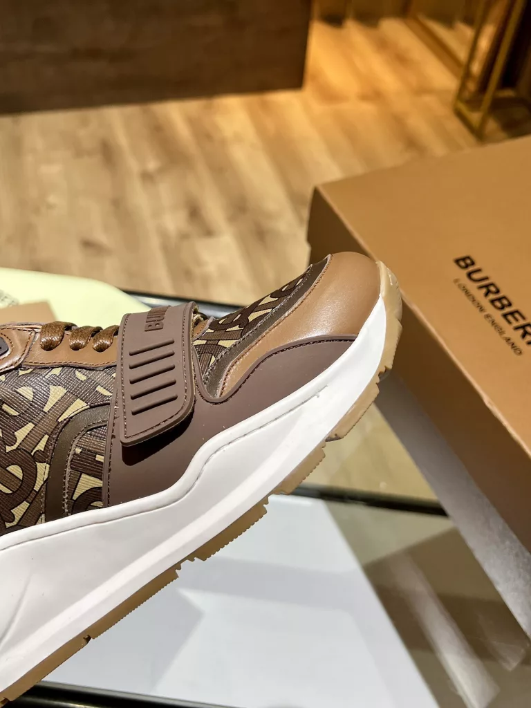 BURBERRY Burberry's latest thick-soled sneakers, couple pop 💑 hot sale🔥<br>Made of vintage plaid, suede and leather with a prominent curved sole ✔️<br>Upper:48% cotton, 52% calf leather, Lining:60% polyester, 40% sheepskin Sole:100% rubber Original 1:1 top quality cow goods ⬆️⬆️<br>Women's 35-40 Men's 39-45 (women's 40. men's 38.45 non-refundable)<br>🎁 counter one to one packaging