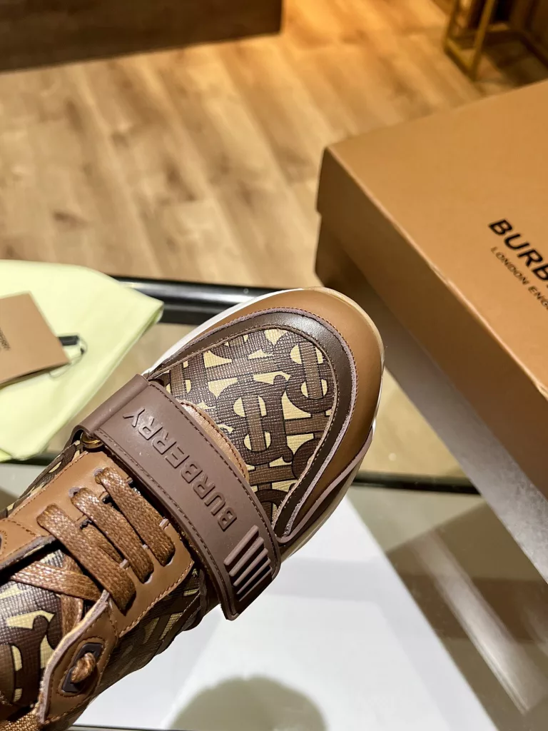 BURBERRY Burberry's latest thick-soled sneakers, couple pop 💑 hot sale🔥<br>Made of vintage plaid, suede and leather with a prominent curved sole ✔️<br>Upper:48% cotton, 52% calf leather, Lining:60% polyester, 40% sheepskin Sole:100% rubber Original 1:1 top quality cow goods ⬆️⬆️<br>Women's 35-40 Men's 39-45 (women's 40. men's 38.45 non-refundable)<br>🎁 counter one to one packaging