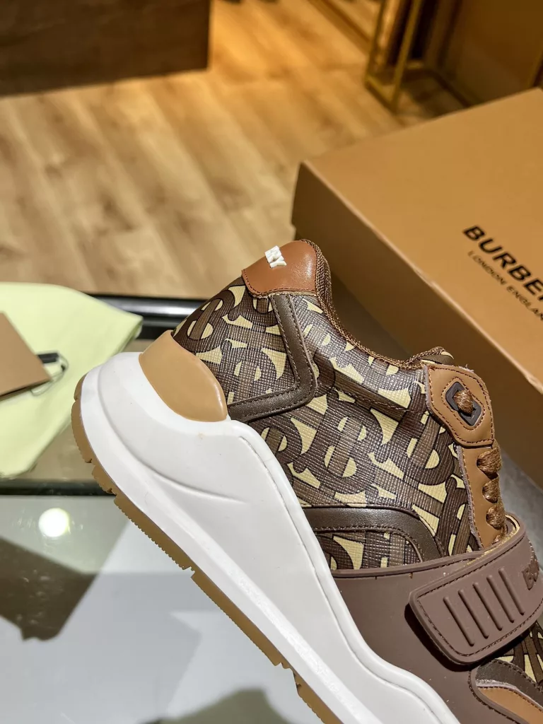 BURBERRY Burberry's latest thick-soled sneakers, couple pop 💑 hot sale🔥<br>Made of vintage plaid, suede and leather with a prominent curved sole ✔️<br>Upper:48% cotton, 52% calf leather, Lining:60% polyester, 40% sheepskin Sole:100% rubber Original 1:1 top quality cow goods ⬆️⬆️<br>Women's 35-40 Men's 39-45 (women's 40. men's 38.45 non-refundable)<br>🎁 counter one to one packaging