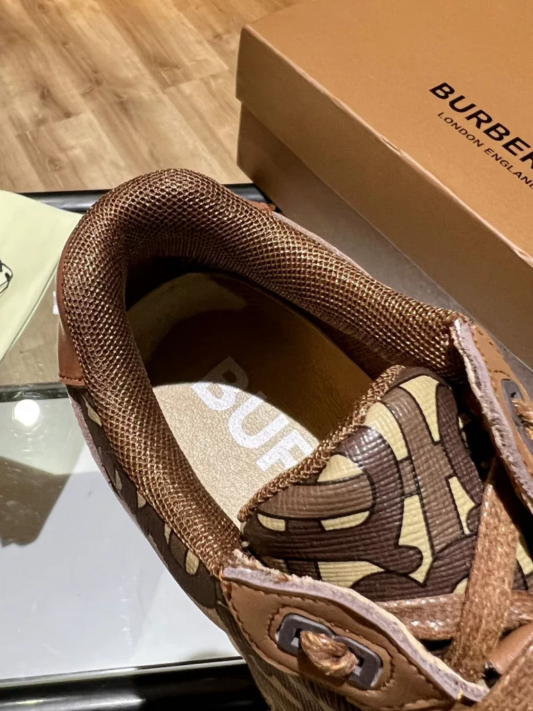 BURBERRY Burberry's latest thick-soled sneakers, couple pop 💑 hot sale🔥<br>Made of vintage plaid, suede and leather with a prominent curved sole ✔️<br>Upper:48% cotton, 52% calf leather, Lining:60% polyester, 40% sheepskin Sole:100% rubber Original 1:1 top quality cow goods ⬆️⬆️<br>Women's 35-40 Men's 39-45 (women's 40. men's 38.45 non-refundable)<br>🎁 counter one to one packaging