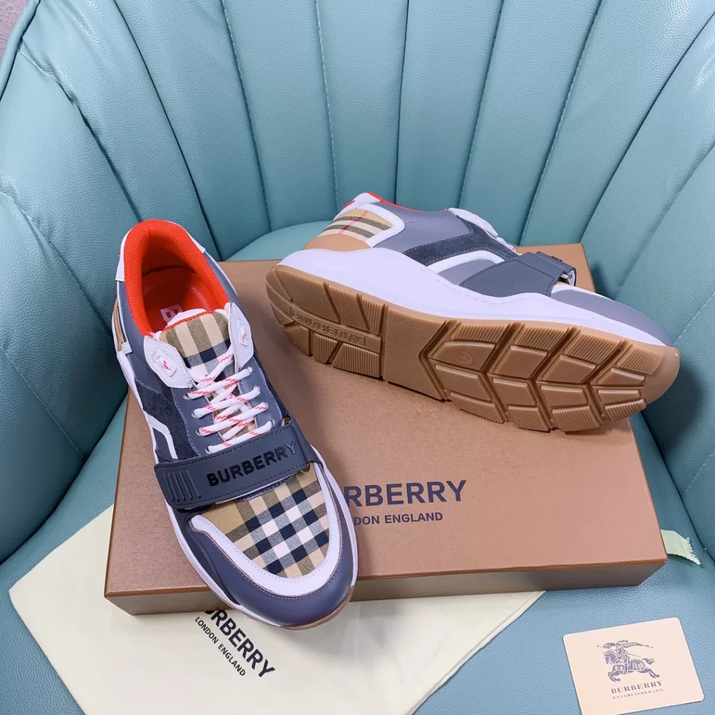 BURBERRY Burberry's latest thick-soled sneakers, couple pop 💑 hot sale🔥<br>Made of vintage plaid, suede and leather with a prominent curved sole ✔️<br>Upper:48% cotton, 52% calf leather, Lining:60% polyester, 40% sheepskin Sole:100% rubber Original 1:1 top quality cow goods ⬆️⬆️<br>Women's 35-40 Men's 39-45 (women's 40. men's 38.45 non-refundable)<br>🎁 counter one to one packaging