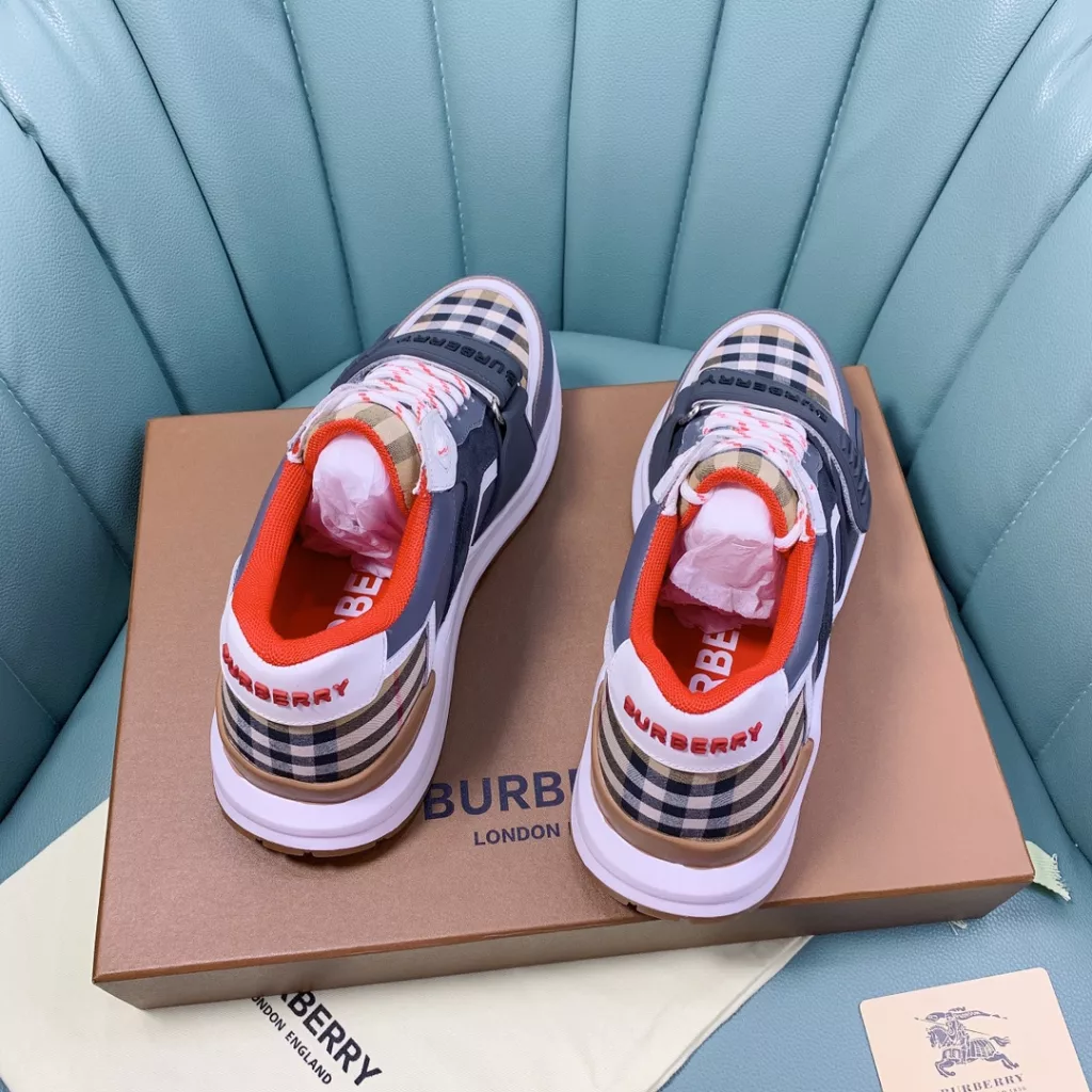 BURBERRY Burberry's latest thick-soled sneakers, couple pop 💑 hot sale🔥<br>Made of vintage plaid, suede and leather with a prominent curved sole ✔️<br>Upper:48% cotton, 52% calf leather, Lining:60% polyester, 40% sheepskin Sole:100% rubber Original 1:1 top quality cow goods ⬆️⬆️<br>Women's 35-40 Men's 39-45 (women's 40. men's 38.45 non-refundable)<br>🎁 counter one to one packaging