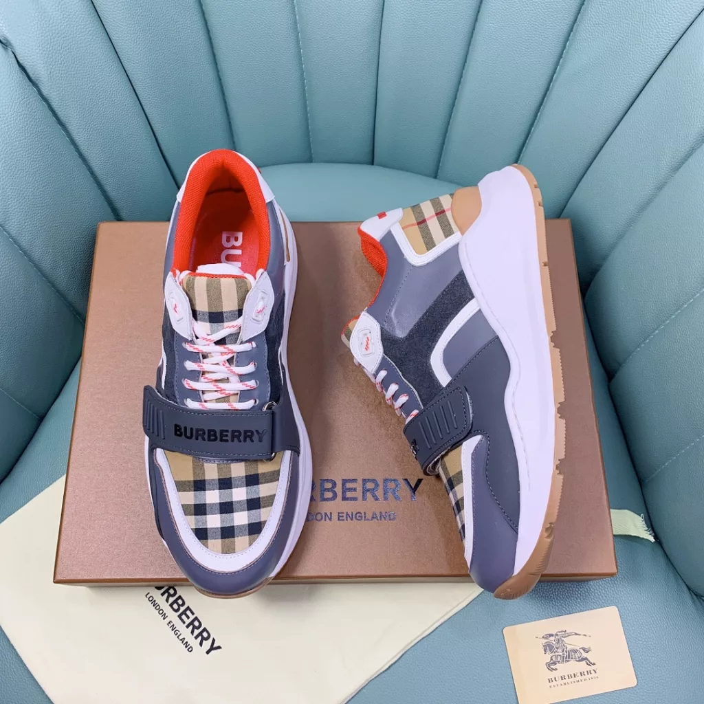 BURBERRY Burberry's latest thick-soled sneakers, couple pop 💑 hot sale🔥<br>Made of vintage plaid, suede and leather with a prominent curved sole ✔️<br>Upper:48% cotton, 52% calf leather, Lining:60% polyester, 40% sheepskin Sole:100% rubber Original 1:1 top quality cow goods ⬆️⬆️<br>Women's 35-40 Men's 39-45 (women's 40. men's 38.45 non-refundable)<br>🎁 counter one to one packaging