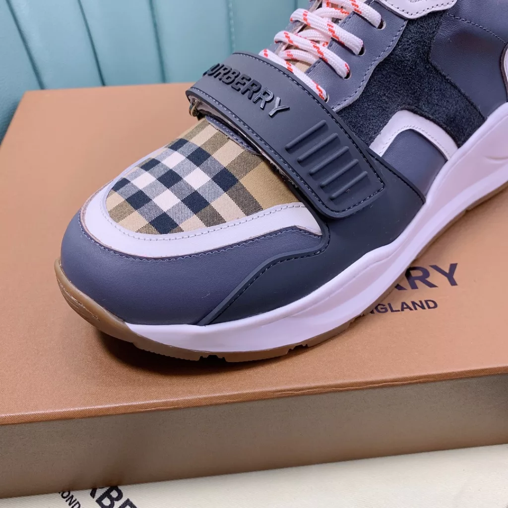 BURBERRY Burberry's latest thick-soled sneakers, couple pop 💑 hot sale🔥<br>Made of vintage plaid, suede and leather with a prominent curved sole ✔️<br>Upper:48% cotton, 52% calf leather, Lining:60% polyester, 40% sheepskin Sole:100% rubber Original 1:1 top quality cow goods ⬆️⬆️<br>Women's 35-40 Men's 39-45 (women's 40. men's 38.45 non-refundable)<br>🎁 counter one to one packaging