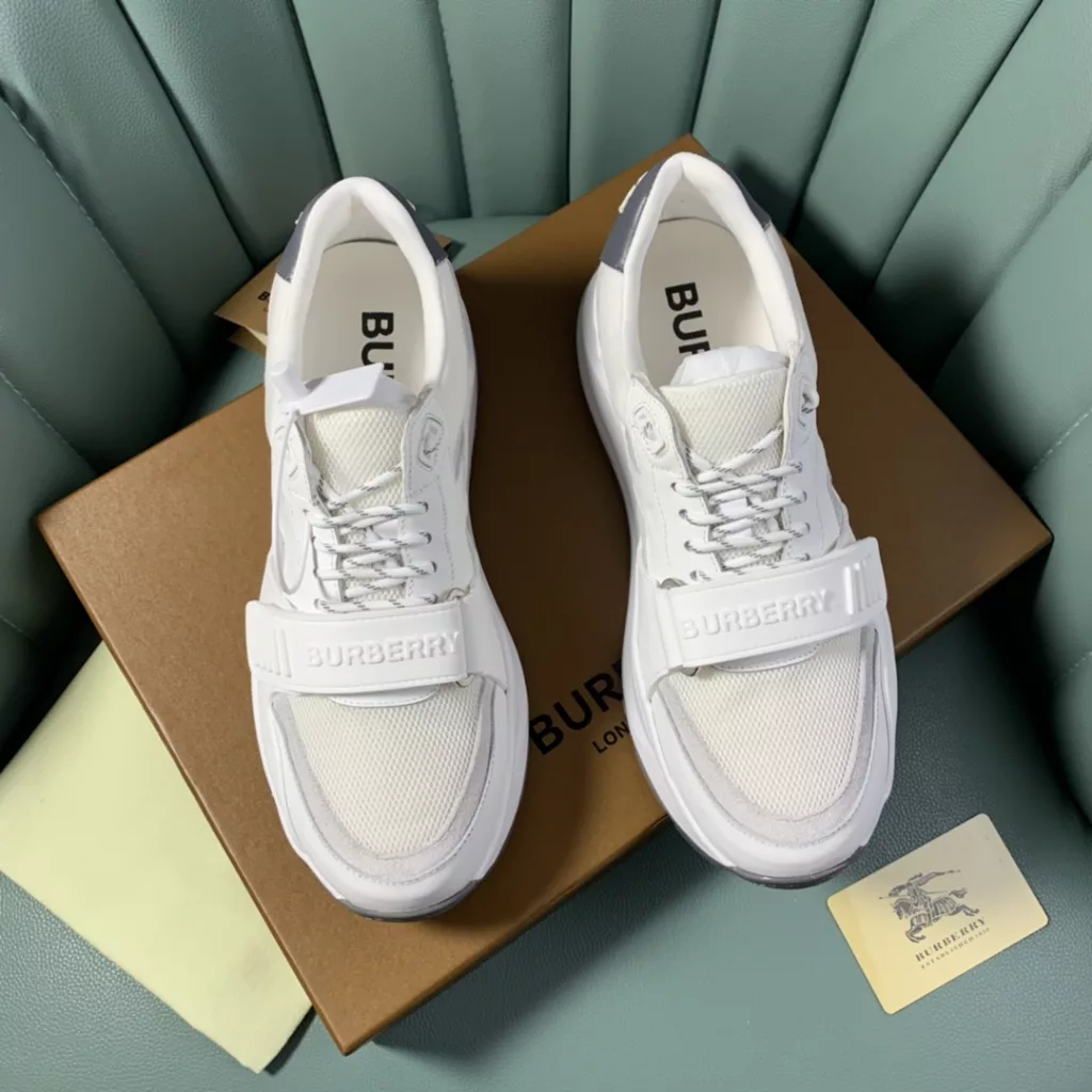 BURBERRY Burberry's latest thick-soled sneakers, couple pop 💑 hot sale🔥<br>Made of vintage plaid, suede and leather with a prominent curved sole ✔️<br>Upper:48% cotton, 52% calf leather, Lining:60% polyester, 40% sheepskin Sole:100% rubber Original 1:1 top quality cow goods ⬆️⬆️<br>Women's 35-40 Men's 39-45 (women's 40. men's 38.45 non-refundable)<br>🎁 counter one to one packaging