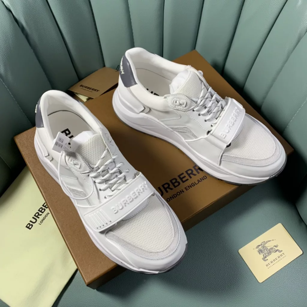 BURBERRY Burberry's latest thick-soled sneakers, couple pop 💑 hot sale🔥<br>Made of vintage plaid, suede and leather with a prominent curved sole ✔️<br>Upper:48% cotton, 52% calf leather, Lining:60% polyester, 40% sheepskin Sole:100% rubber Original 1:1 top quality cow goods ⬆️⬆️<br>Women's 35-40 Men's 39-45 (women's 40. men's 38.45 non-refundable)<br>🎁 counter one to one packaging