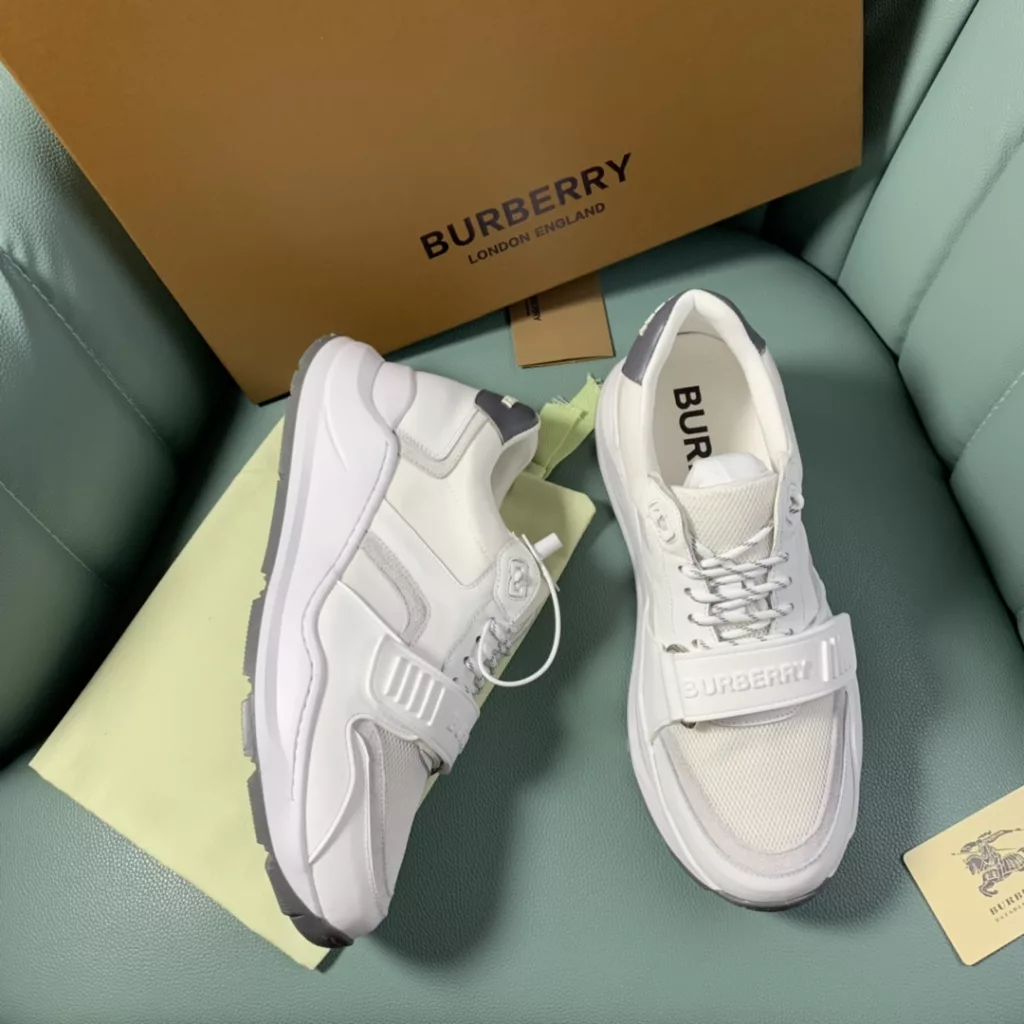 BURBERRY Burberry's latest thick-soled sneakers, couple pop 💑 hot sale🔥<br>Made of vintage plaid, suede and leather with a prominent curved sole ✔️<br>Upper:48% cotton, 52% calf leather, Lining:60% polyester, 40% sheepskin Sole:100% rubber Original 1:1 top quality cow goods ⬆️⬆️<br>Women's 35-40 Men's 39-45 (women's 40. men's 38.45 non-refundable)<br>🎁 counter one to one packaging