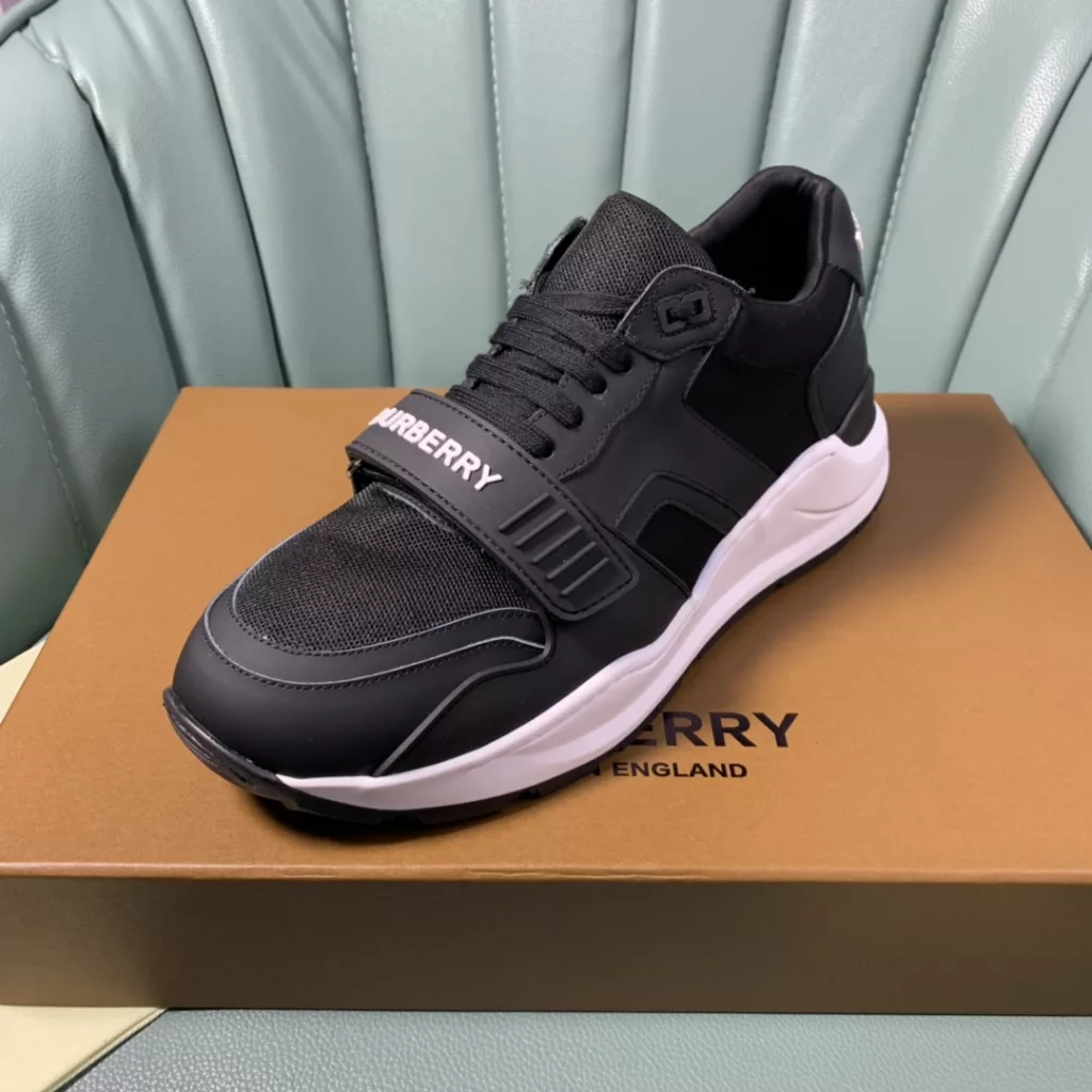 BURBERRY Burberry's latest thick-soled sneakers, couple pop 💑 hot sale🔥<br>Made of vintage plaid, suede and leather with a prominent curved sole ✔️<br>Upper:48% cotton, 52% calf leather, Lining:60% polyester, 40% sheepskin Sole:100% rubber Original 1:1 top quality cow goods ⬆️⬆️<br>Women's 35-40 Men's 39-45 (women's 40. men's 38.45 non-refundable)<br>🎁 counter one to one packaging